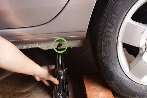 تعویض لاستیک پنچر