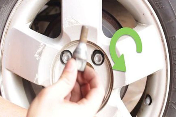 تعویض لاستیک پنچر