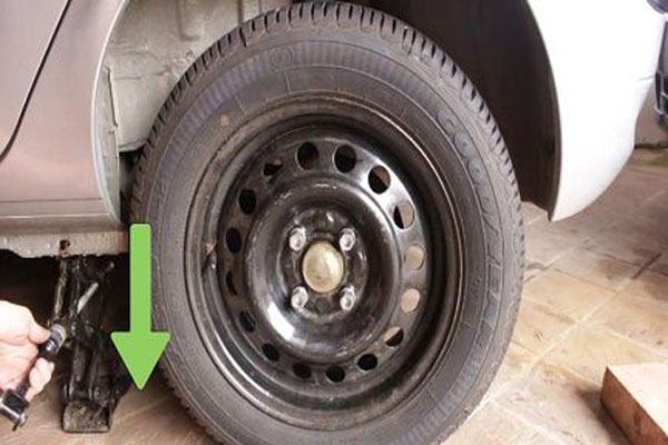 تعویض لاستیک پنچر